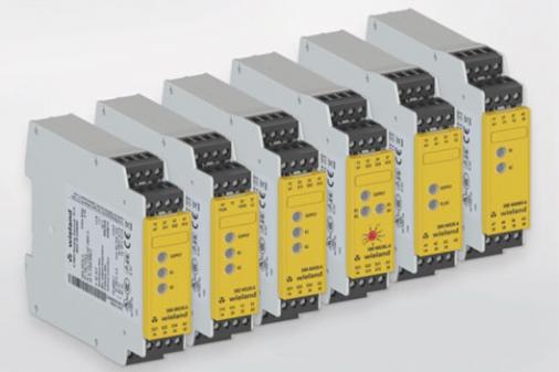 Safety relays with time function lined up 