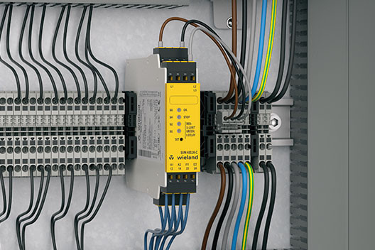 Relè di sicurezza della Wieland Electric nell'armadio di comando 