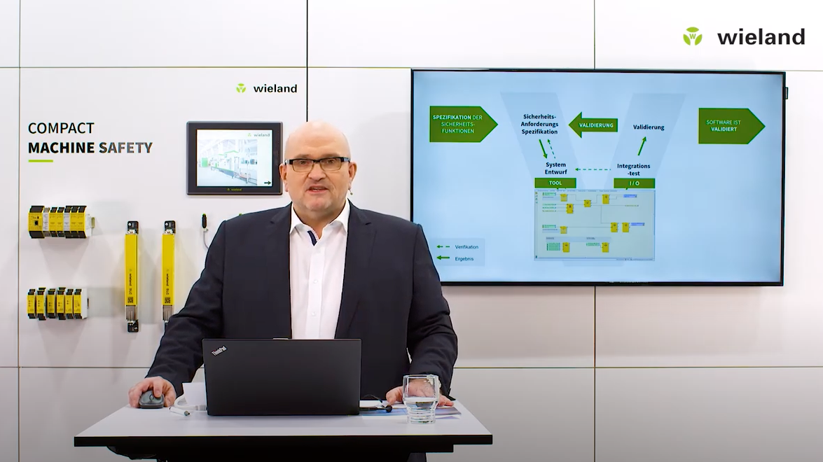 Referent hält Live-Demo der samos PLAN6 Sicherheitssoftware am Monitor, Komponenten Hintergrund, Wieland-Branding