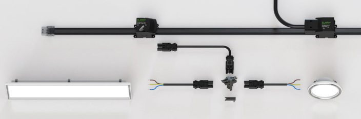 Hand bedient Laptop mit Robotik-Dashboard in Fabrikumgebung, Fokus auf Steuerungssicherheit und Datenanalyse
