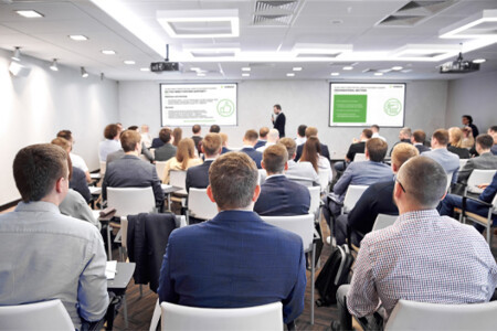 Teilnehmer in Schulungsraum hören Vortrag zur samos PLAN6 Sicherheitssoftware mit Präsentationsfolien.