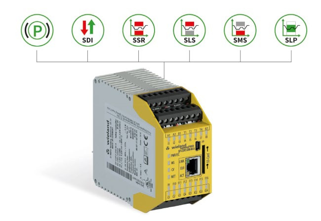 Hand bedient Laptop mit Robotik-Dashboard in Fabrikumgebung, Fokus auf Steuerungssicherheit und Datenanalyse
