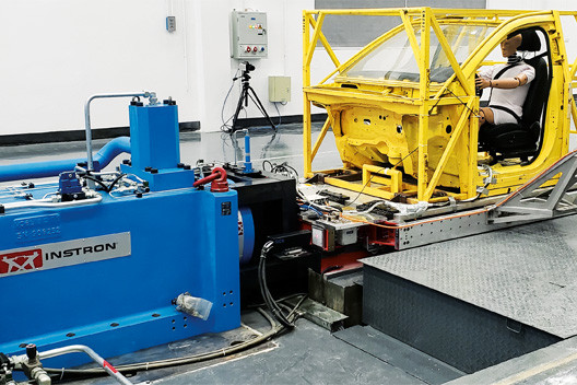 Instron Maschine im Einsatz