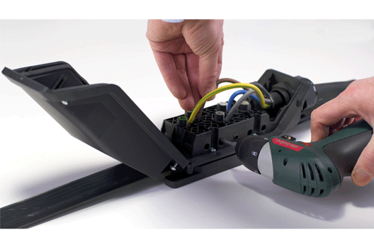 Installation of a module on the tray cable system using insulation-penetrating technology