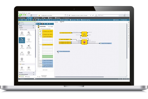 Laptop zeigt samos PLAN6 Sicherheitssoftware mit grafischer Logikprogrammierung, Funktionsblöcken und Simulation.