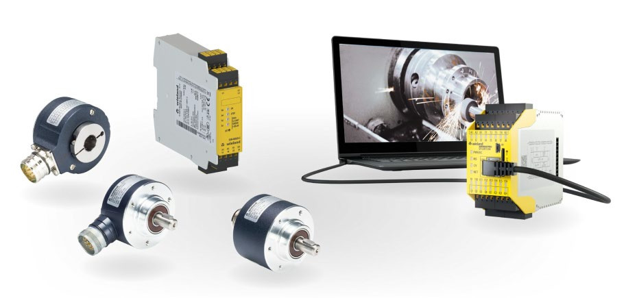 Hand bedient Laptop mit Robotik-Dashboard in Fabrikumgebung, Fokus auf Steuerungssicherheit und Datenanalyse