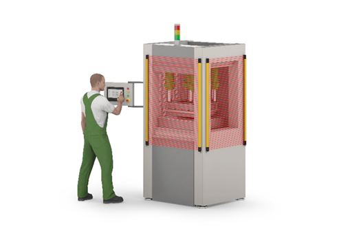 Bediener steuert industrielle Maschine mit Sicherheitslichtvorhängen; rote Lichtgitter schützen Eingriffsbereich.